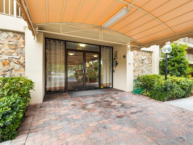 Building Photo - 4030 W Palm Aire Dr