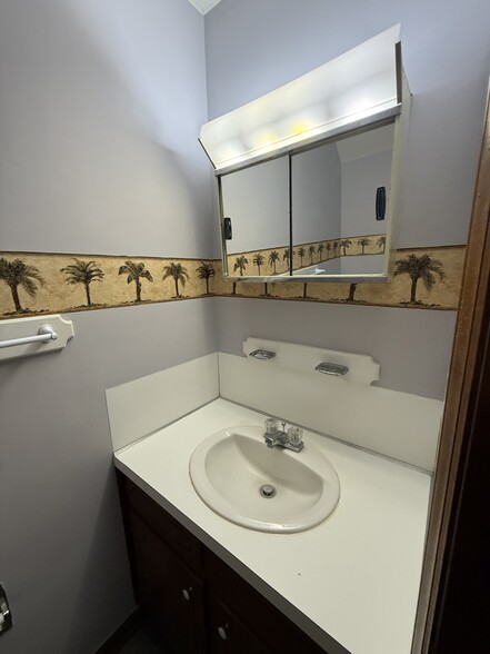 Building Photo - 802 E 7th St