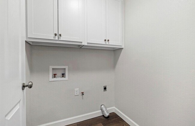 Building Photo - 324 Sioux St