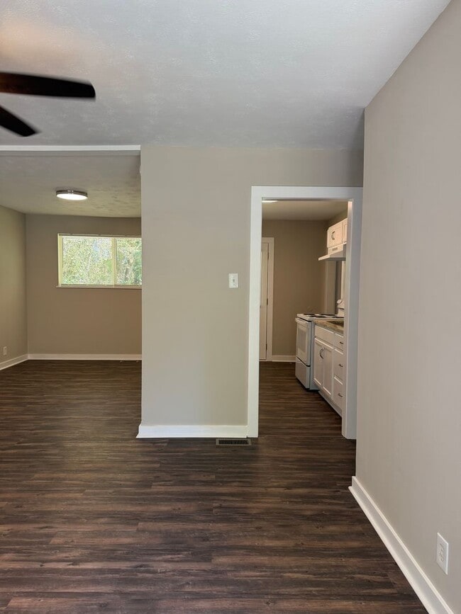 Building Photo - 3 Bedroom 2 Full Bath House