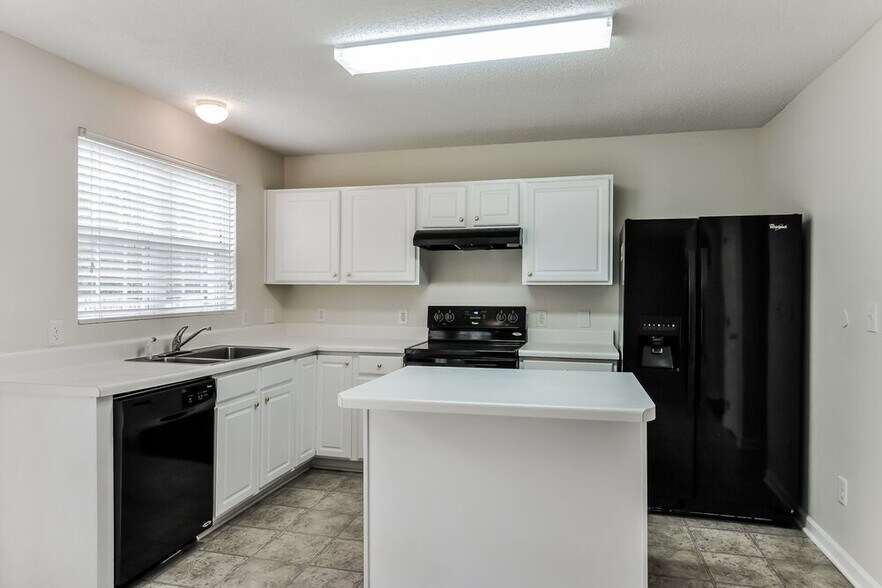 Building Photo - 225 Honeywell Way