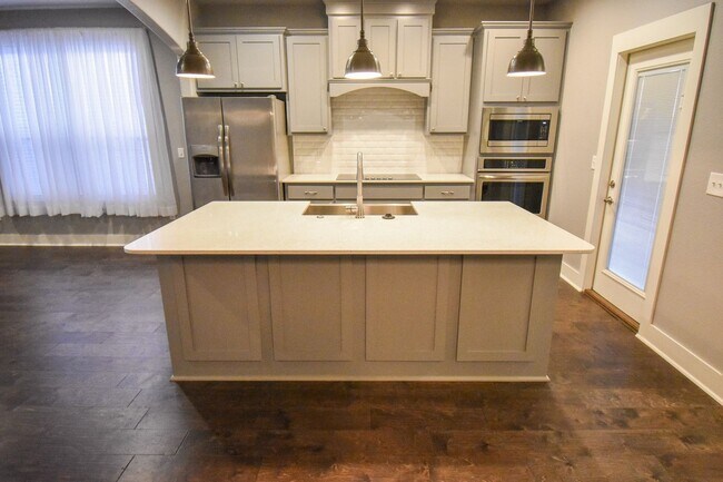 Building Photo - Stunning 3 Bedroom, 2.5 Bathroom Home in F...