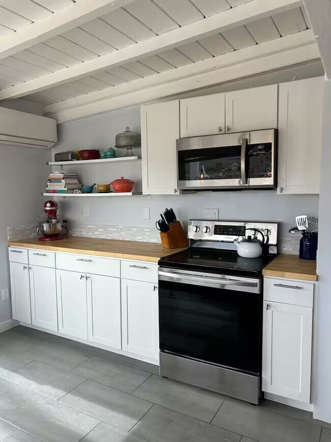 Building Photo - GORGEOUS 2 BED 2 BATH HOME WITH 1 BED 1 BA...