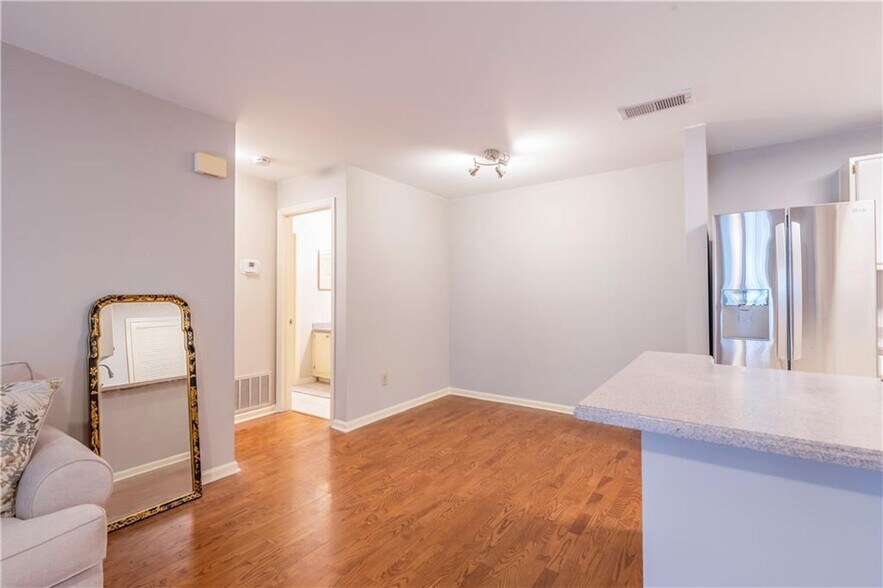 Dining room - 305 Granville Ct