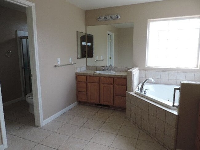 Building Photo - Golf Course home for rent, 1997 sqft, 3 be...