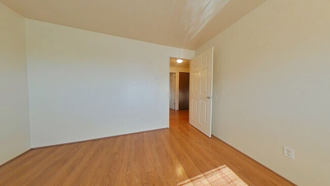 Building Photo - 2 Bedroom Duplex ~ Close to 9th Street ~ S...