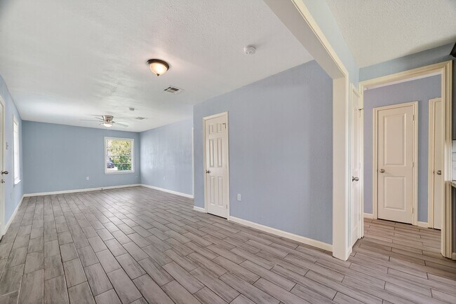 Building Photo - Spacious 4-Bed, 2-Bath Convenient South Houston Home Near Medical Center & City Access