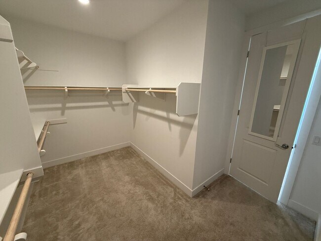 Building Photo - Beautiful 4-Bedroom Home with Solar and Private Patio in Plum Estates!