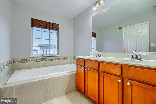 Building Photo - 736 Wineberry Way