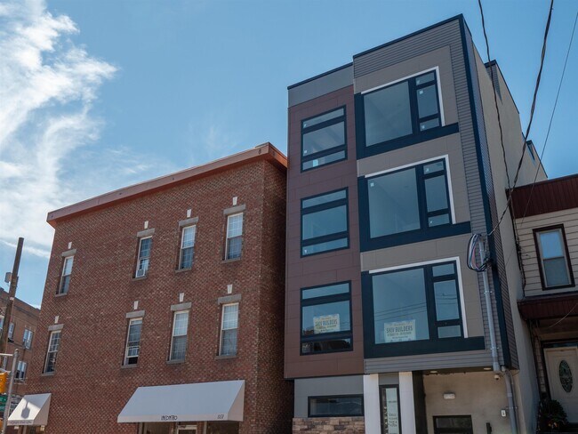 Building Photo - 213 Academy St