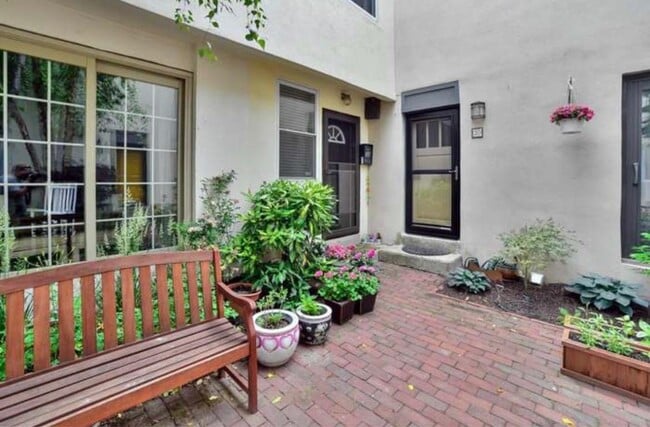 Building Photo - 812 Lombard St