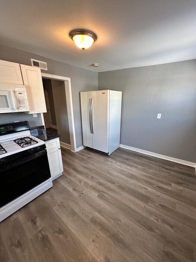 Building Photo - 218 W 5th St