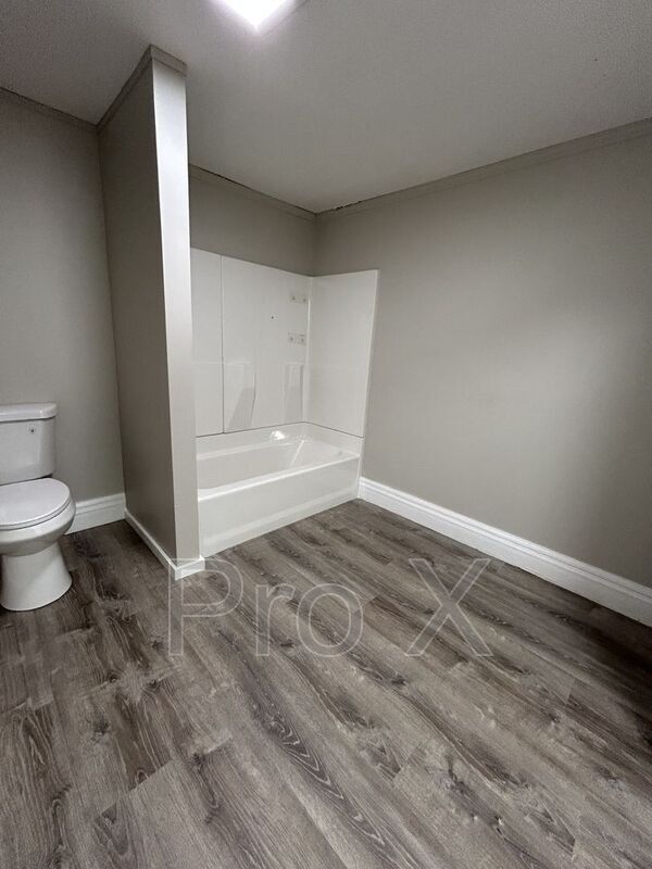 Building Photo - 810 N Elm St
