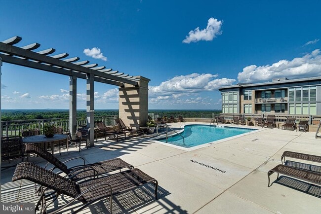 Building Photo - 8220 Crestwood Heights Dr