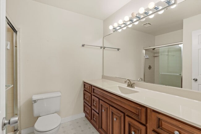Building Photo - 1620 Dahlia Ct