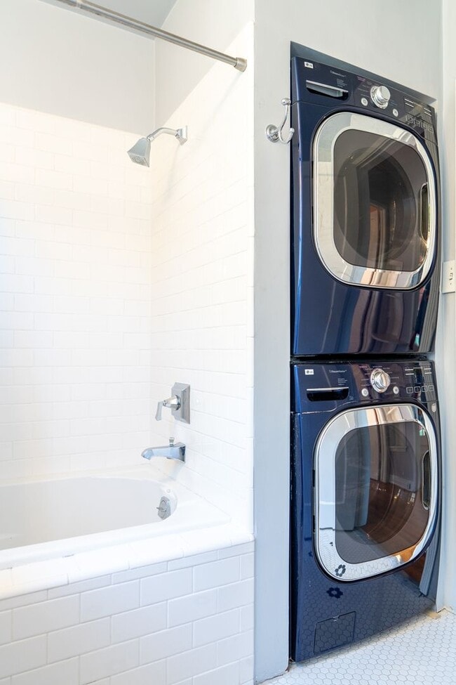 Building Photo - Vibrant 2b2b Franklin Hills / Los Feliz Home - Huge Private Grass  Yard - Central HVAC