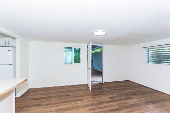 Building Photo - Kahala Avenue Beachside - remodeled 2 bedroom, 1 bath with Luxury Vinyl Plank Flooring