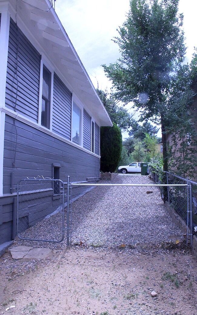 Building Photo - 658 Ash St