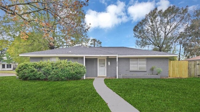 Primary Photo - 2105 Olive St