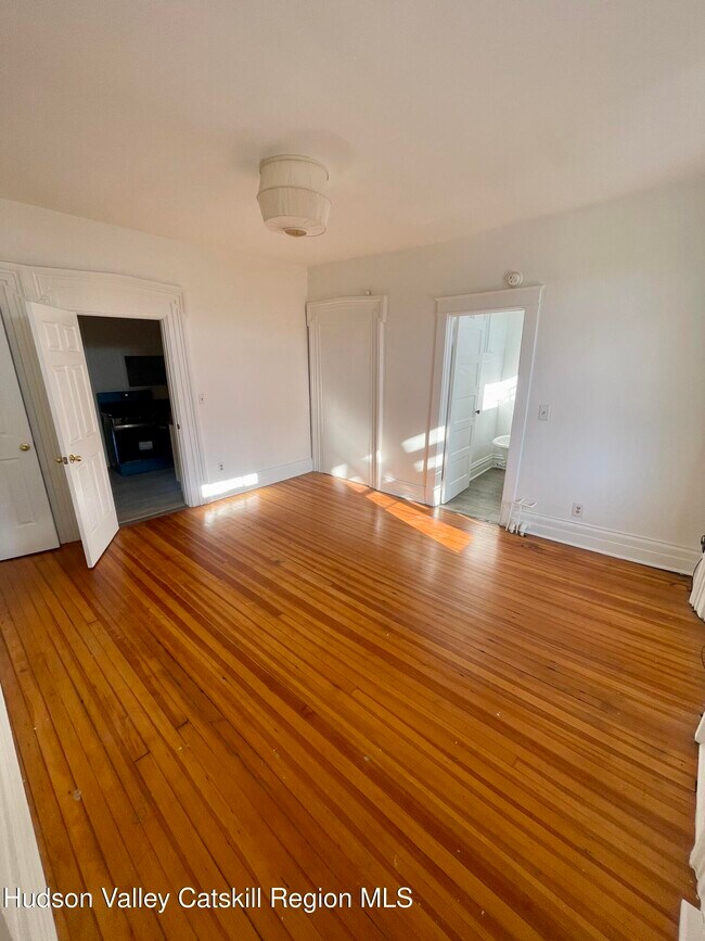 Building Photo - 707 Warren St