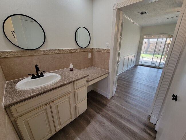 Building Photo - 22522 Deville Dr