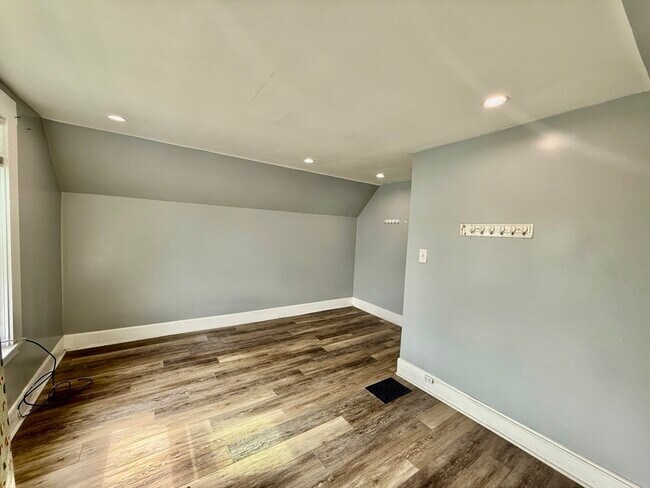 Building Photo - 10 Clark St