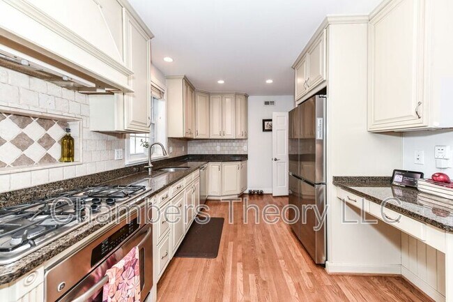 Building Photo - 3061 N Oakland St