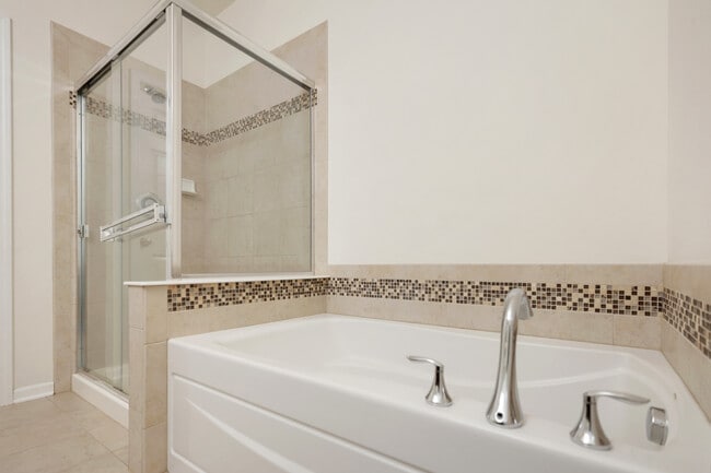 Building Photo - 2528 Dunraven Ave