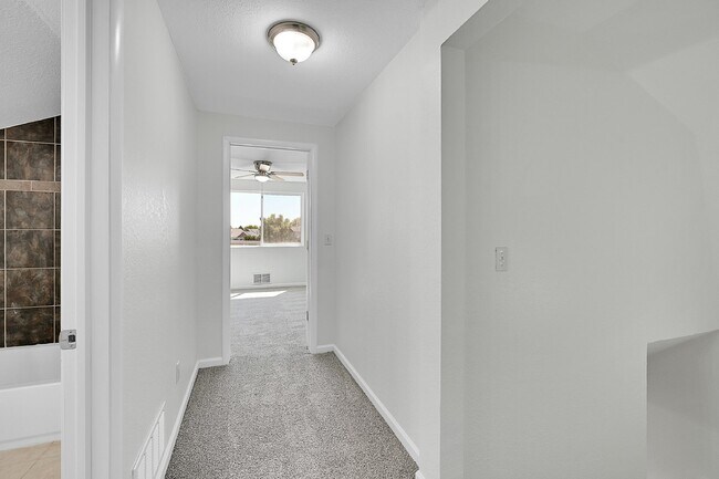 Building Photo - $2,495.00, 3 bed, 2 bath located in Westmi...