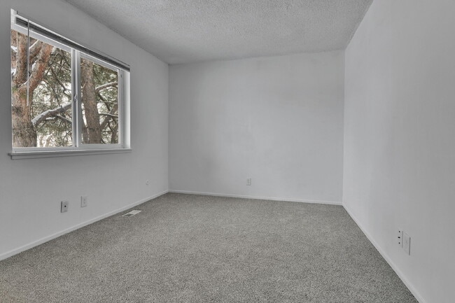 Building Photo - $1,540.95.95- 2 Bed, 1 Bath Condo in Aurora with Central AC and in Unit Laundry!