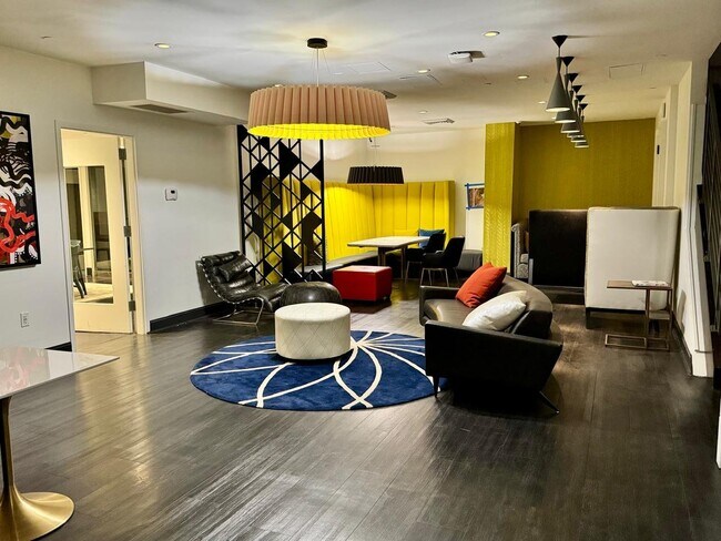 Building Photo - 10 Hanover Square