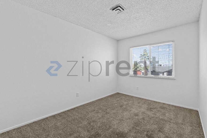 Building Photo - Unit