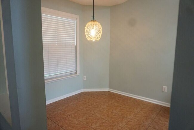 Building Photo - 3 Bedroom 2 Bathroom home with Garage Near Oakleaf