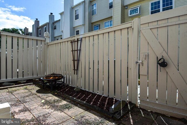 Building Photo - 2304 Hunters Square Ct
