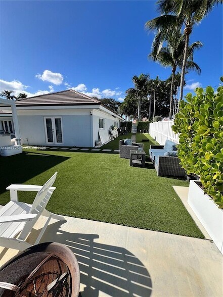 Building Photo - 5510 Bayview Dr