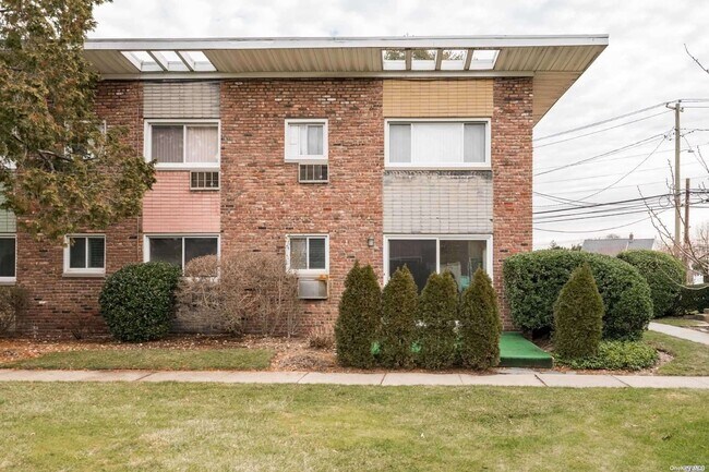 Building Photo - 257 N Newbridge Rd