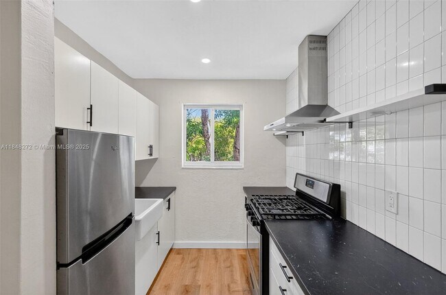 Building Photo - 428 Collins Ave