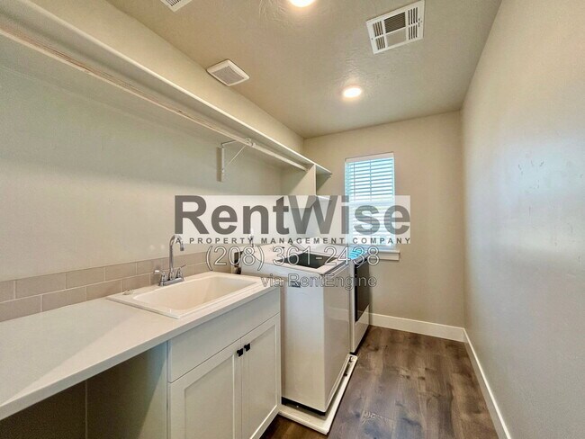 Building Photo - 5845 W Sprig Dr