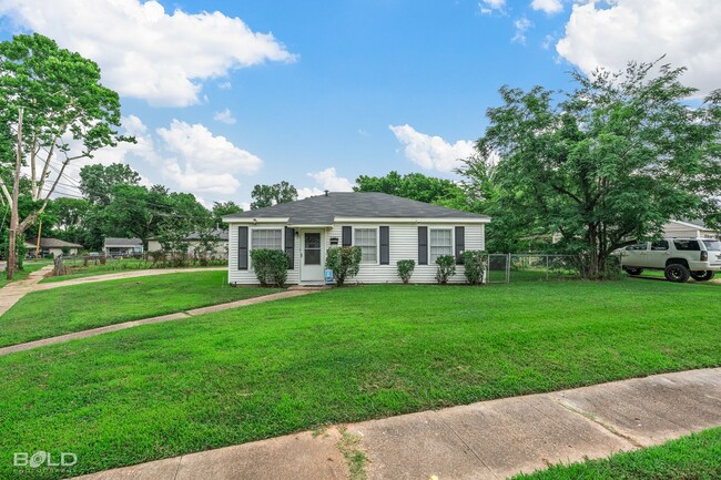 Building Photo - Home For Rent!