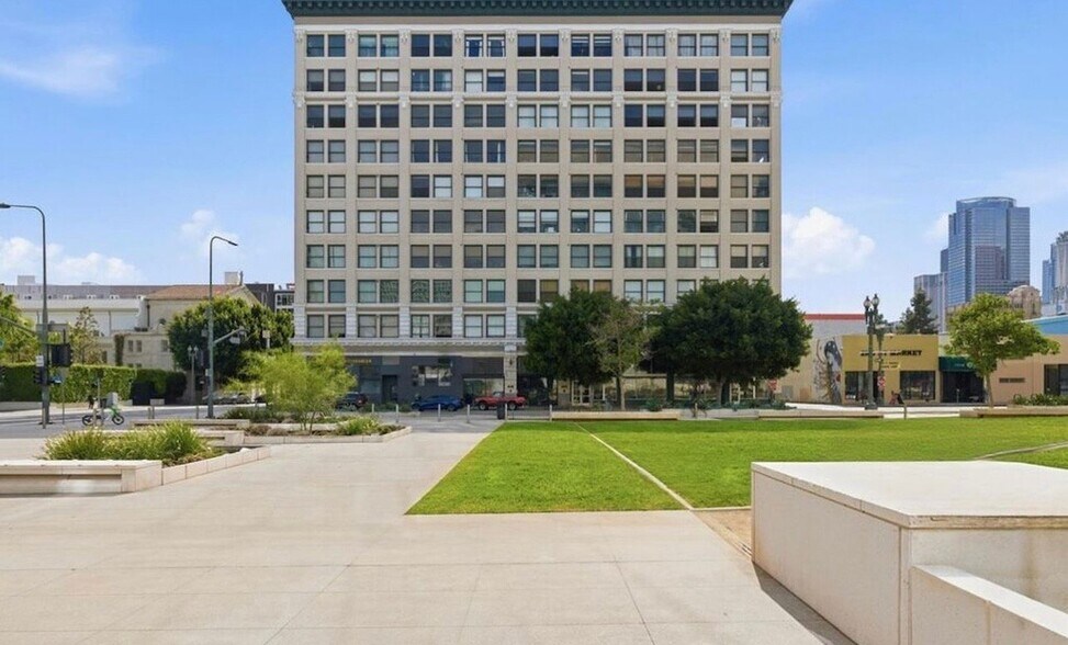 Building Photo - 108 W 2nd St