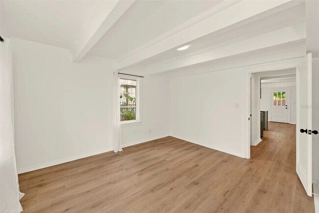Building Photo - 925 16th Ave N