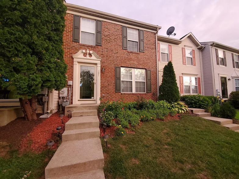 Primary Photo - 121 Foxbay Ln