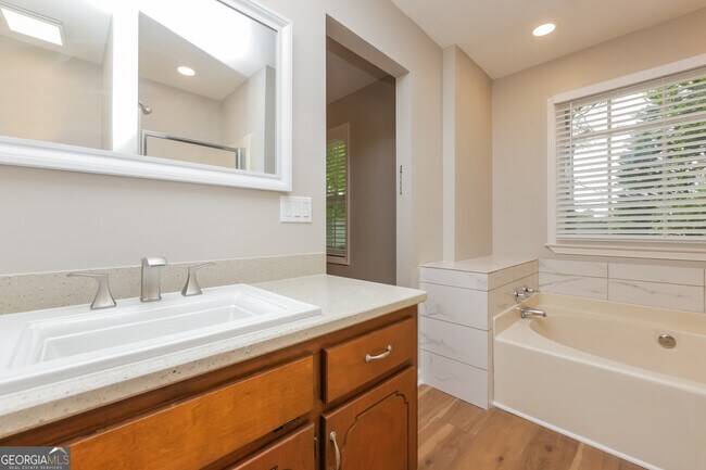 Building Photo - 505 Rosehill Dr
