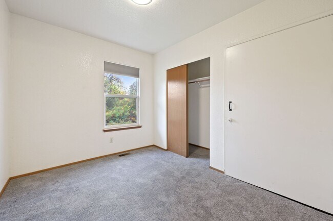 Building Photo - MOVE IN READY! Includes water, sewer and garbage. 2 bed 1 bath downtown Olympia!
