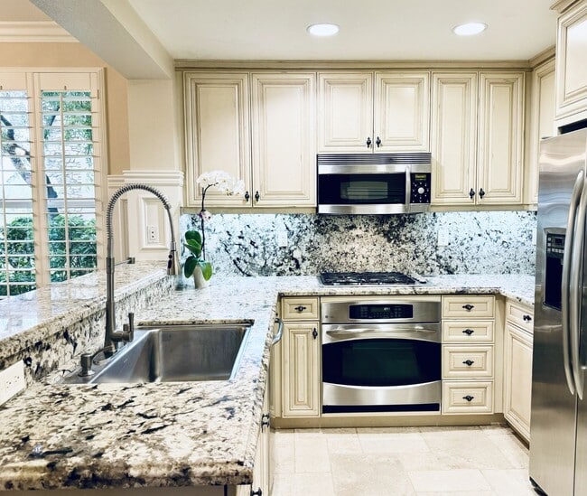 Building Photo - $3995.00 / 1600 sq.ft - 3 bdrm/2.5 bth Van...
