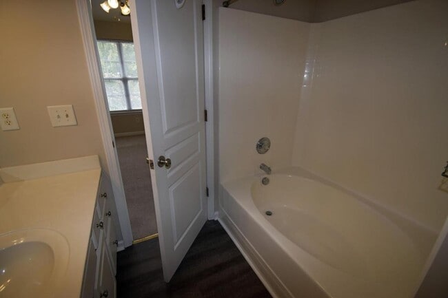 Building Photo - 1077 Woodglen Ln