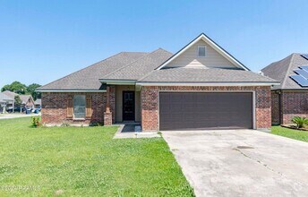 Building Photo - 3 bedroom, 2 bath home