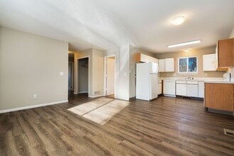 Building Photo - Updated 5 Bed 2 Bath House Near Old Town!