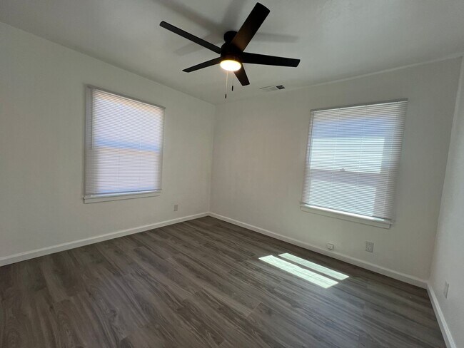 Building Photo - Fully remodeled 2 bedrooms and 1 bathroom, single-story home in Visalia, CA!