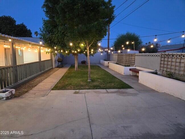 Building Photo - 3039 W Bloomfield Rd